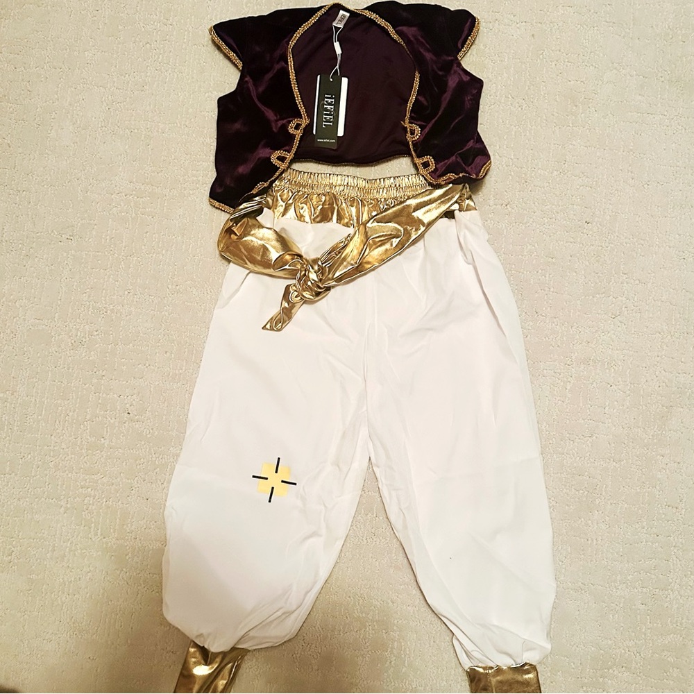 Aladdin Costume. New with tags. Boys size 6/7.